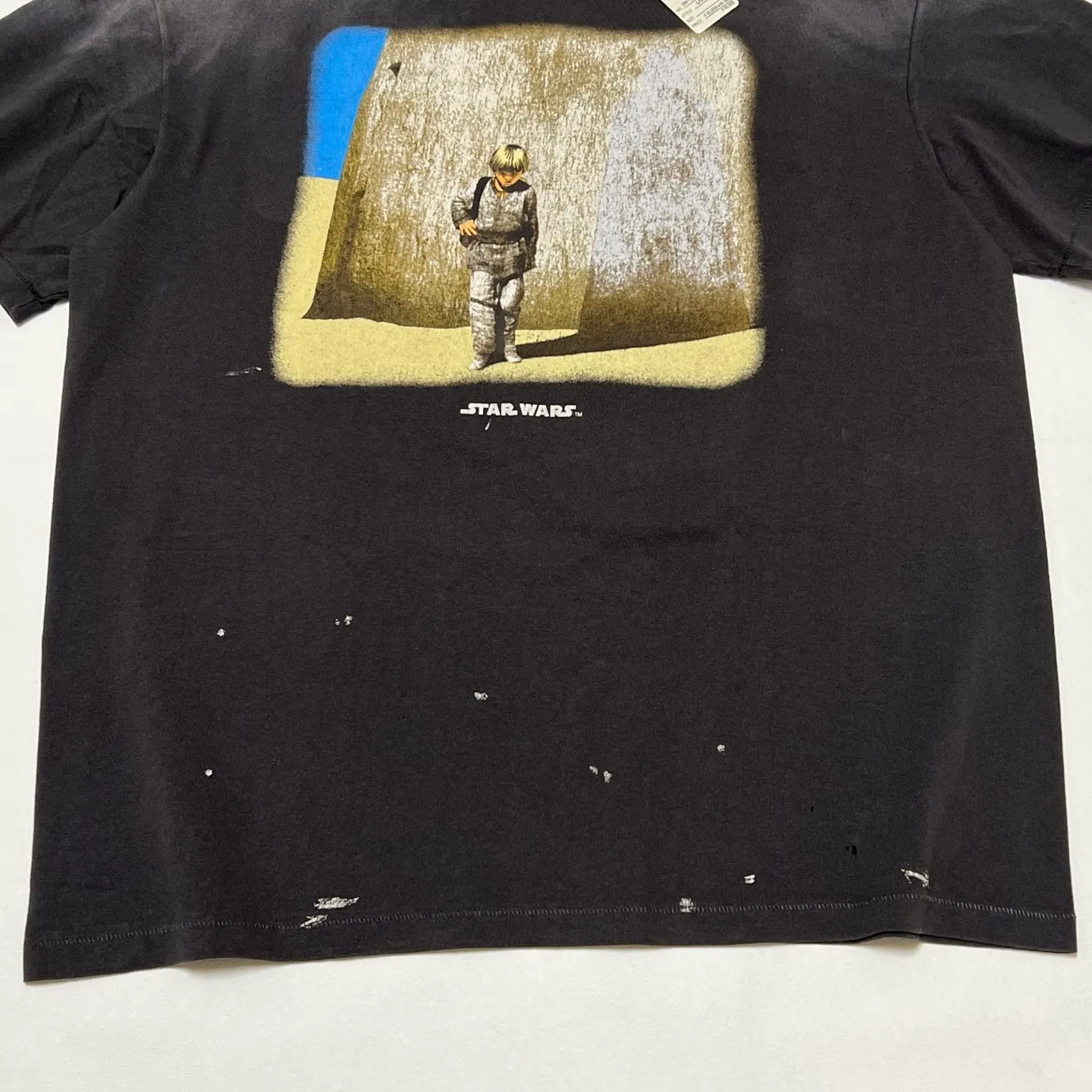 SAINT Mxxxxxx × STAR WARS SW_SS TEE /ANAKIN/BLK Star Wars co-branded TEE Anakin Skywalker Darth Vader reflection print TEE washed black S-XL The print comes from the impressive poster vision of "Anakin Skywalker" in "STAR WARS Episode I/The Phantom Menace" and the design of "Darth Vader" printed on the back The entire garment is hand-processed with dirt, washed with water, and printed with a distressed feel, which perfectly interprets the artistic specialty of NEW VINTAGE. In addition, the main mark and wash mark are customized to be consistent with the original version. It can be said that every detail of ZP is perfectly reproduced.